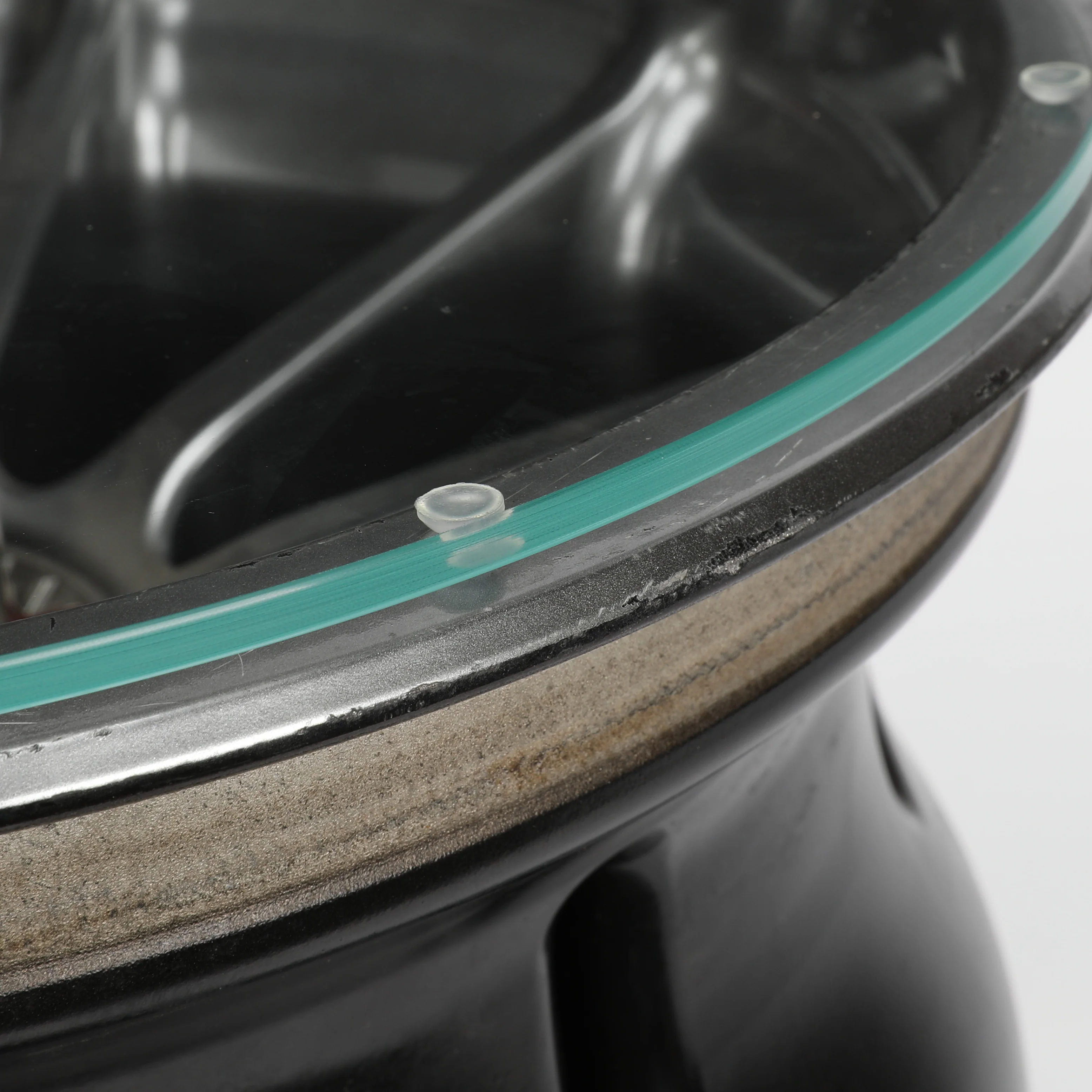 Max Verstappen 2019 Oracle Red Bull Racing Front Wheel Rim Table - Image 4
