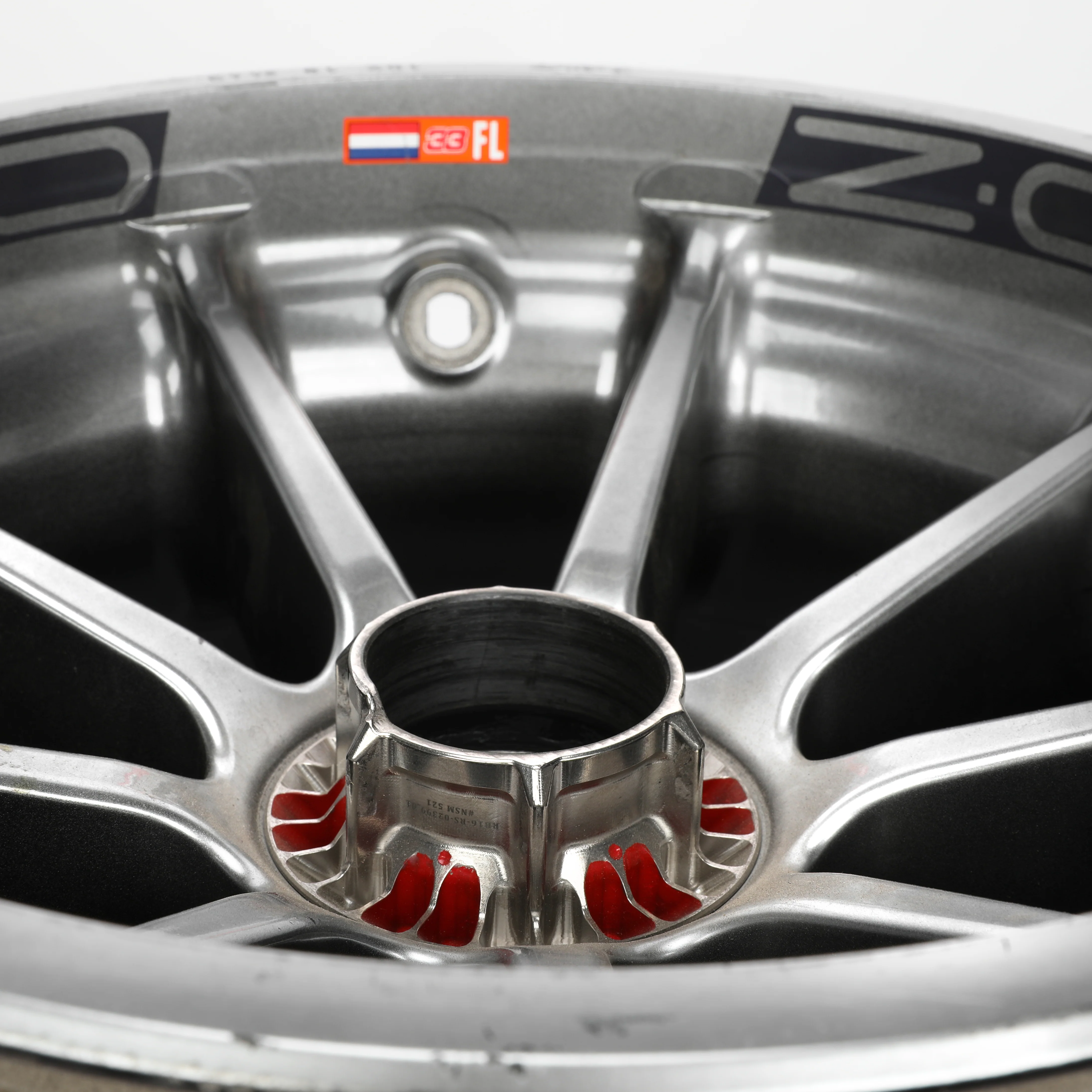 Max Verstappen 2019 Oracle Red Bull Racing Front Wheel Rim Table - Image 5