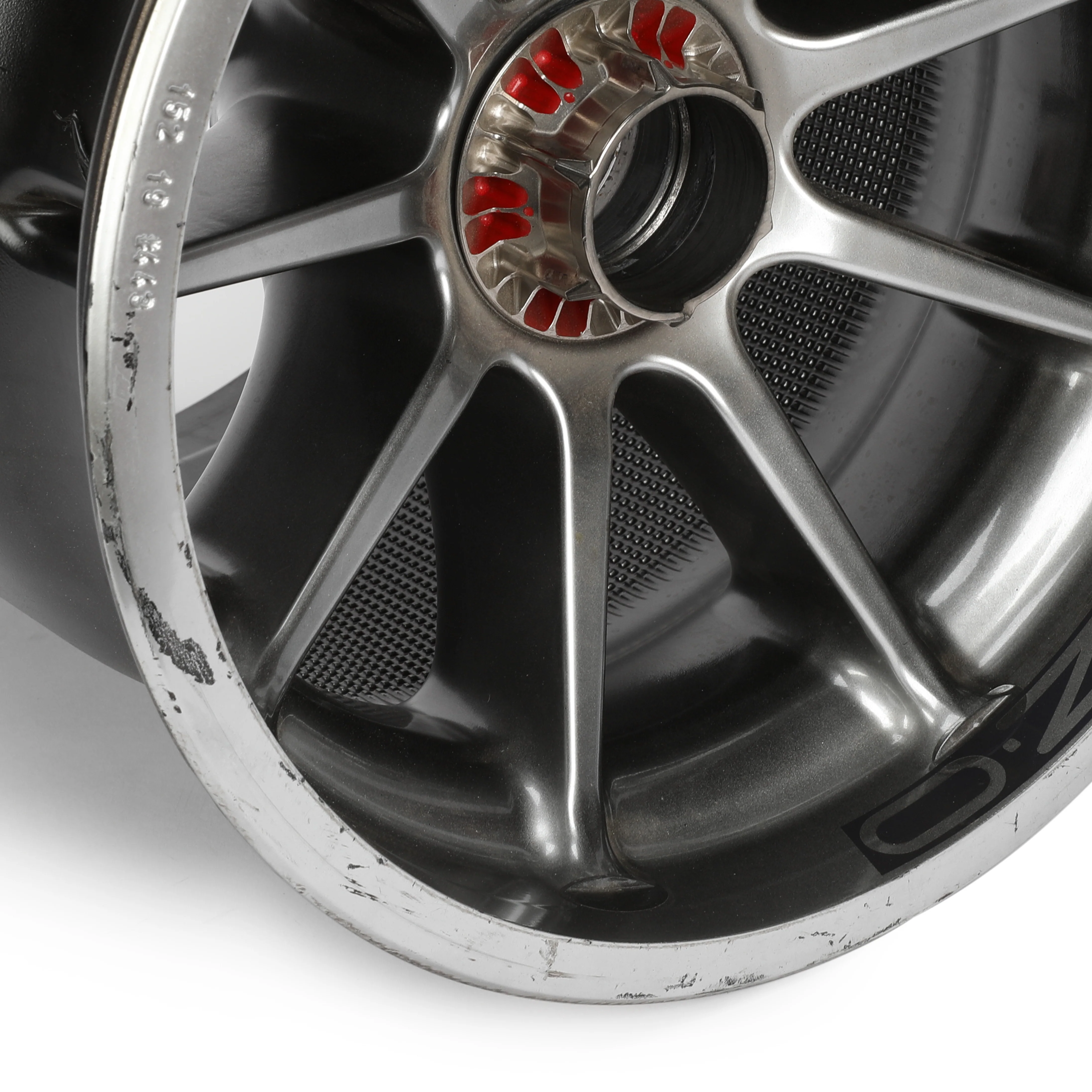 Max Verstappen 2019 Oracle Red Bull Racing Front Wheel Rim Table - Image 6