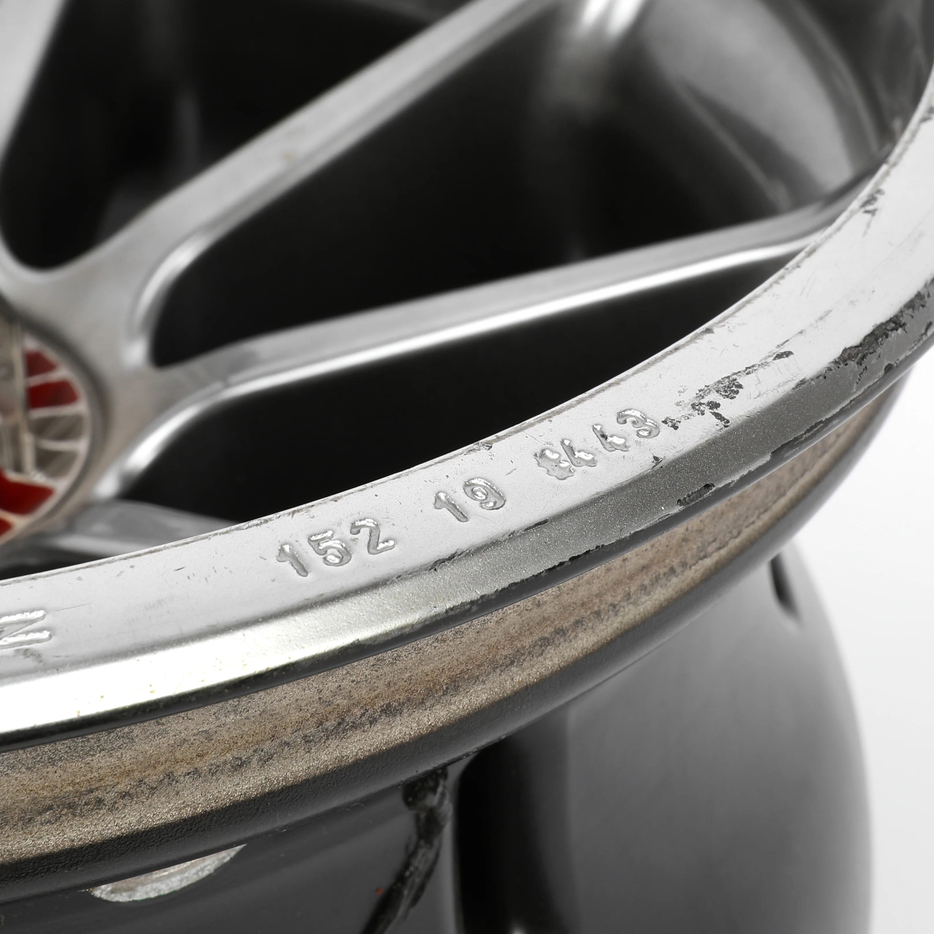 Max Verstappen 2019 Oracle Red Bull Racing Front Wheel Rim Table - Image 7