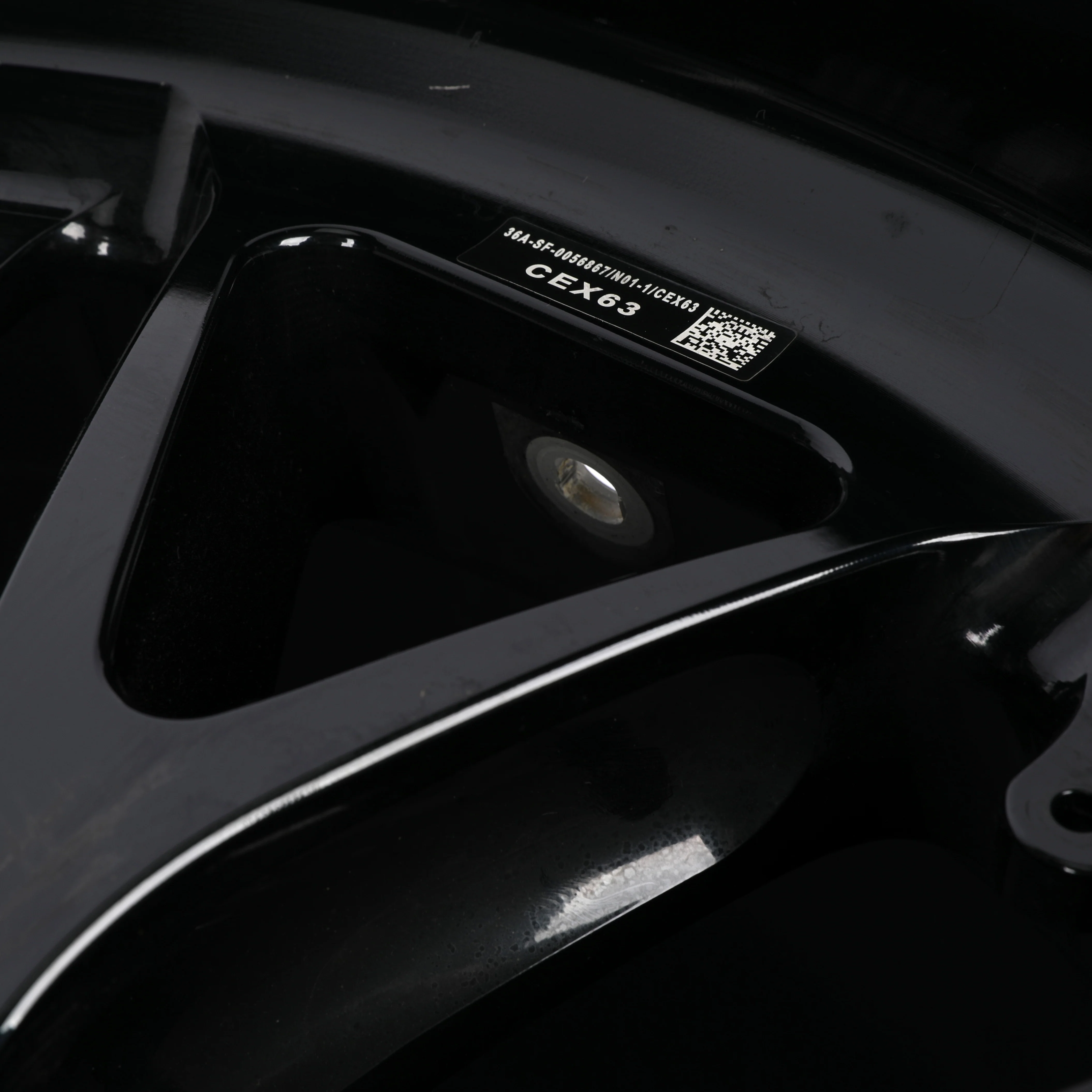 Oscar Piastri 2024 McLaren Front Wheel Rim Table - Bahrain GP - Image 5