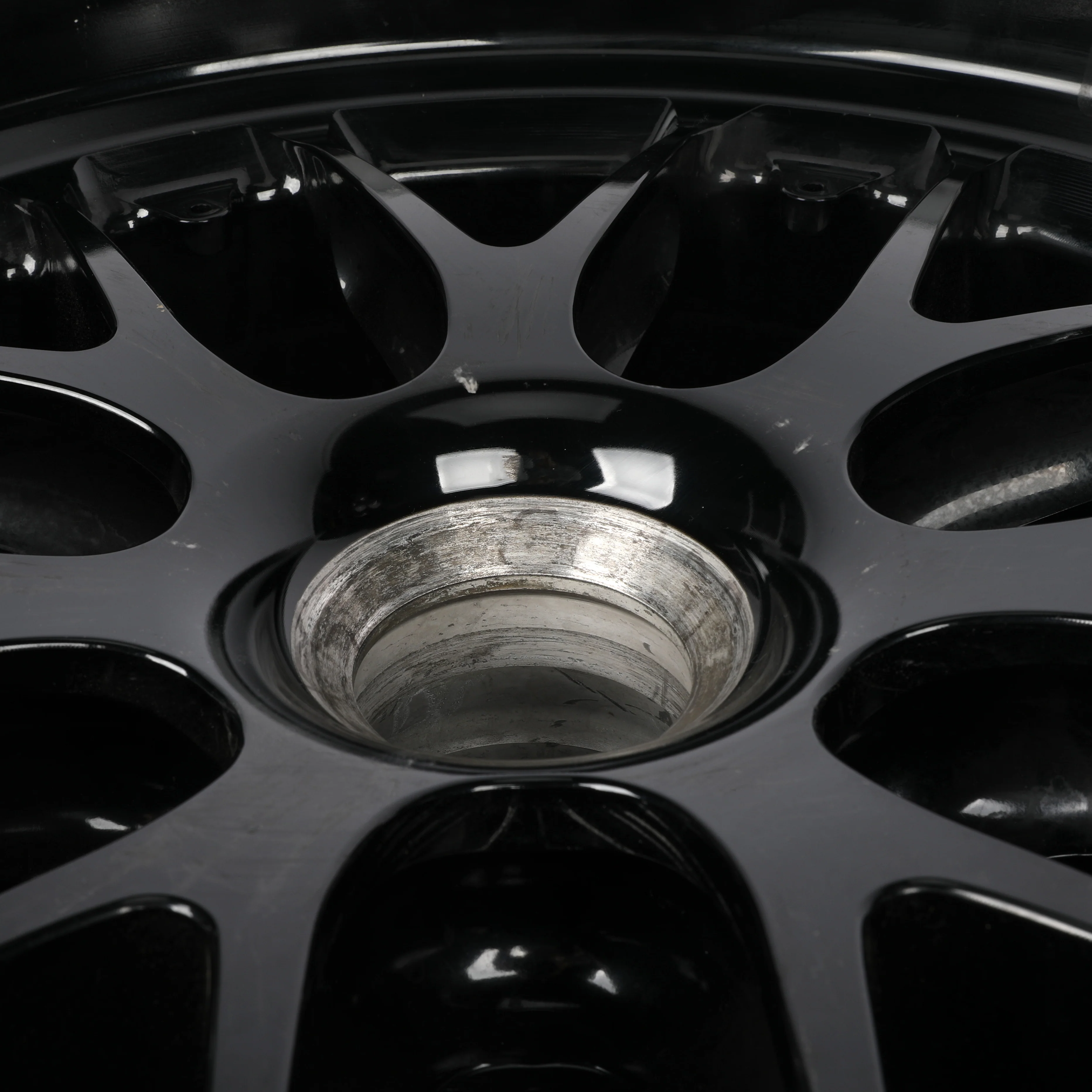 Oscar Piastri 2024 McLaren Front Wheel Rim Table - Bahrain GP - Image 8